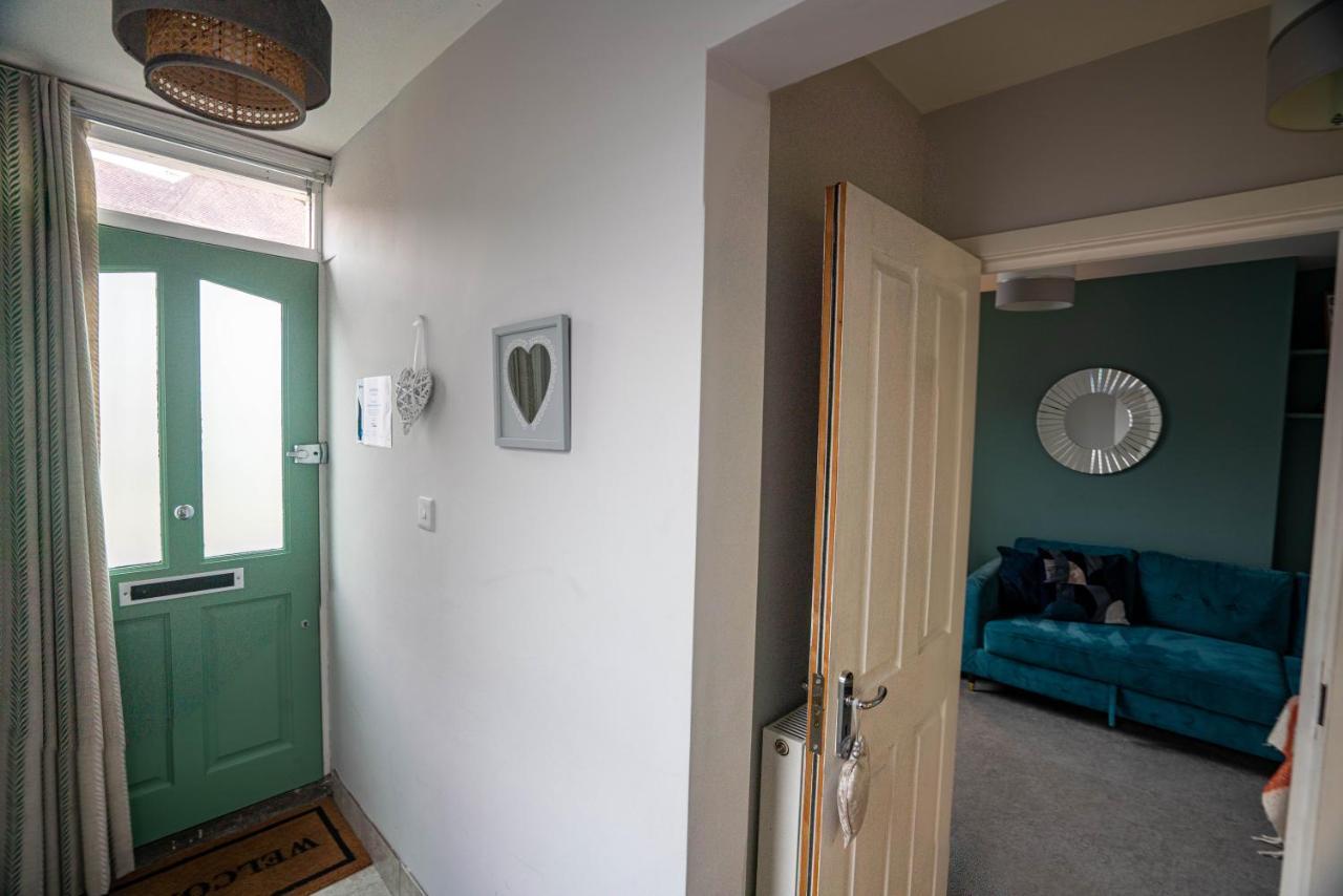 The Becket - Three Bedroom City Centre House With Parking カンタベリー エクステリア 写真