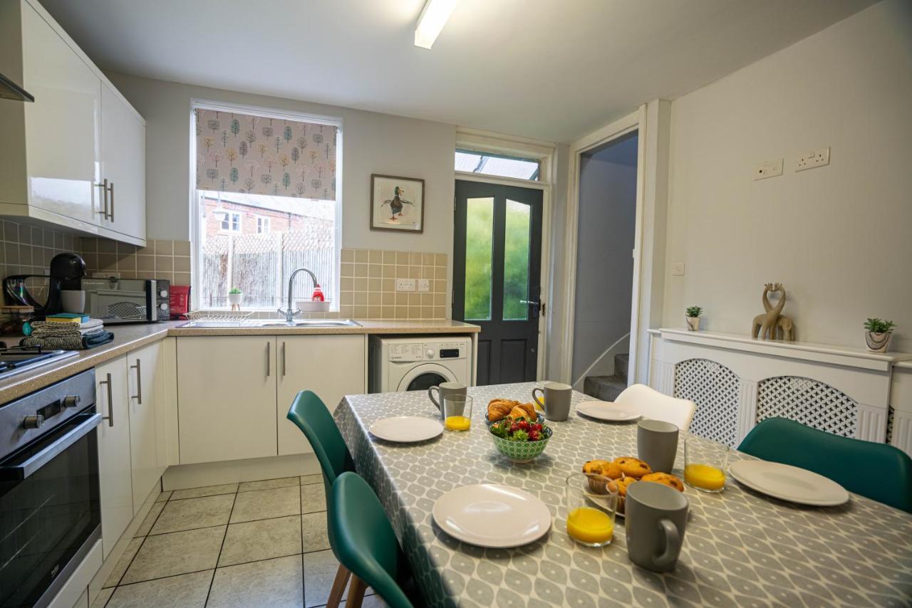The Becket - Three Bedroom City Centre House With Parking カンタベリー エクステリア 写真