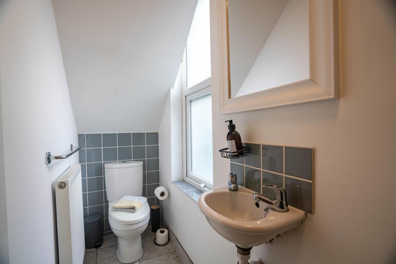 The Becket - Three Bedroom City Centre House With Parking カンタベリー エクステリア 写真