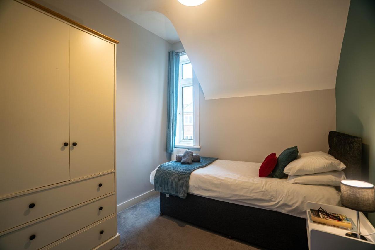 The Becket - Three Bedroom City Centre House With Parking カンタベリー エクステリア 写真